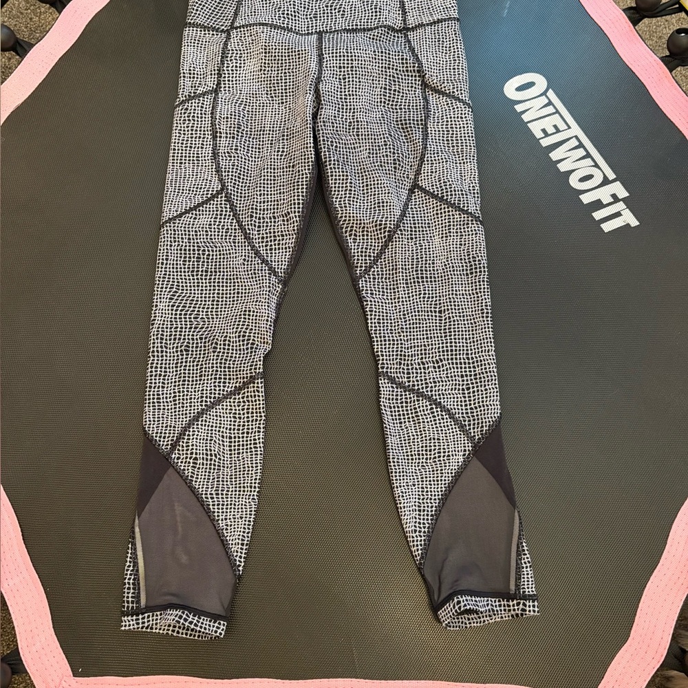 Black and White Patterned Lululemon WOMANS Leggings